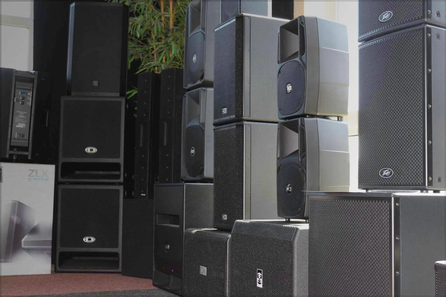 Gestapelte Lautsprecher und Bassreflexboxen im Lager von Music-Light